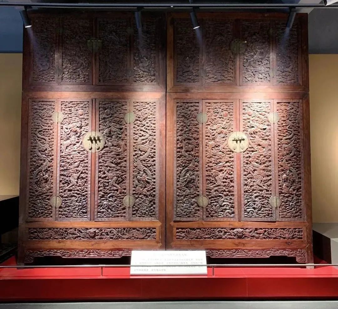 館藏重器—清代金絲楠木雕龍頂箱大柜